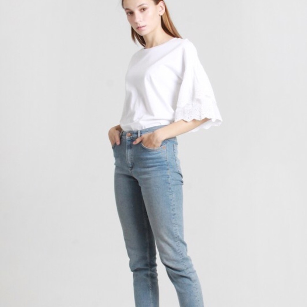 🌟 New Tee Shirt Beautiful Eyelet Ruffle Sleeves - Picture 2 of 8